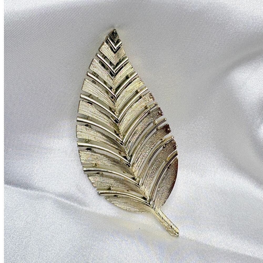 Collectible Vintage Lisner Statement Leaf Brooch- Gold‑Tone Sculptural Botanical